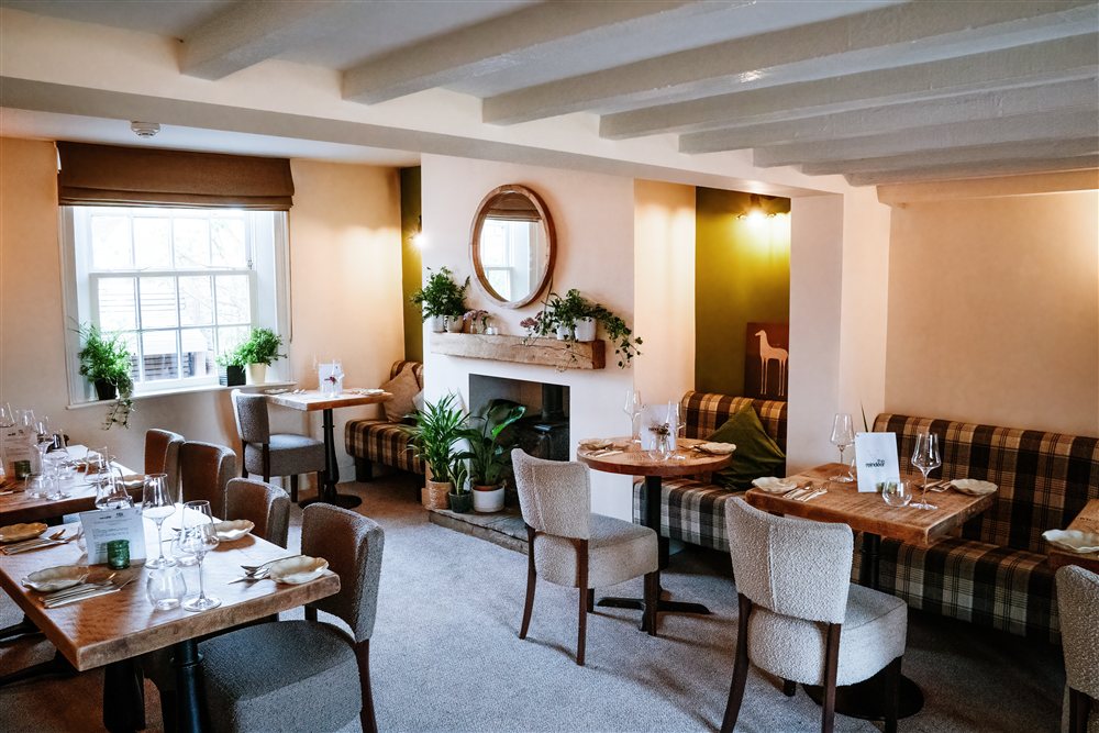 The dining room at The Reindeer Hoveringham set for service